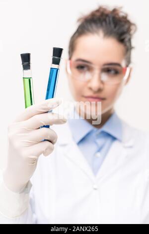 Main de femme clinicien ou scientist holding deux flacons de vaccin liquide Banque D'Images