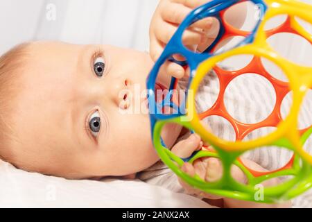 Magnifique petit garçon jouer avec des jouet balle vive et chercher à tirer de l'appareil photo Banque D'Images