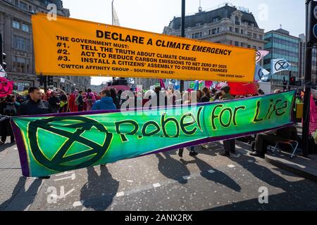 Le lundi 15 avril 2019 à Londres des blocus rébellion Extinction apporté cinq principaux sites touristiques de la ville à l'arrêt. Photographié ici à Oxford Circus, des milliers de manifestants se sont réunis autour d'un yacht rose bloquer le carrefour. Activités et haut-parleurs ont été centrées autour de l'yacht, qui est resté sur place jusqu'à retiré par la police vendredi. Rébellion d'extinction ont été espèrent que leur action oblige le gouvernement à s'engager à réduire les émissions de carbone à zéro en 2025. Crédit : Stephen Bell/Alamy Banque D'Images