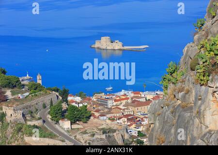 Vue panoramique sur le château de Bourtzi (architecture de la Renaissance vénitienne) dans le golfe Argolique et la vieille ville de Nafplio, Grèce Banque D'Images