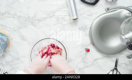 Étape par étape. Mise à plat. Le mélange colorant alimentaire dans la pâte à biscuits à cuire, rouge, blanc et bleu sucre pinwheel cookies. Banque D'Images