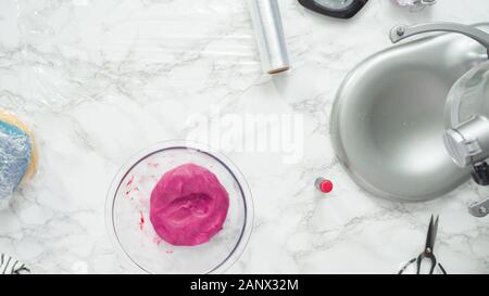 Étape par étape. Mise à plat. Le mélange colorant alimentaire dans la pâte à biscuits à cuire, rouge, blanc et bleu sucre pinwheel cookies. Banque D'Images