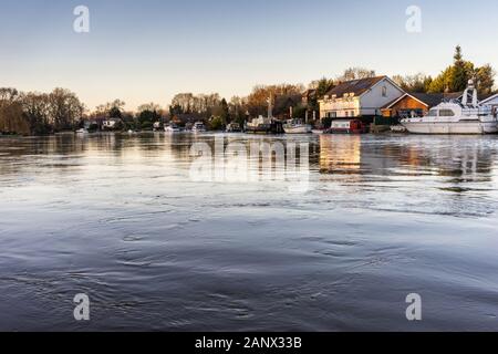 River Thames près de Runnymede, sur une journée d'hiver ensoleillée, janvier 2020, Surrey, England, UK Banque D'Images