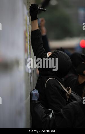 Hong Kong. Janvier 19, 2020, Hong Kong, Hong Kong, Hong Kong, Chine : Ce qui a commencé comme une manifestation pacifique à Chater Garden, rapidement érodé dans le chaos. Les manifestants ont commencé leur marche à l'Est, vers la baie de Causeway, le chant il y a de la demande. Peu de temps après leur début mars, ils ont été rapidement confrontés à un mur de la police. En quelques minutes la marche pacifique a explosé en chaos. La zone couverte de la police avec des gaz lacrymogènes, divisant la foule des manifestants et l'envoi de la diffusion. Credit : ZUMA Press, Inc./Alamy Live News Banque D'Images