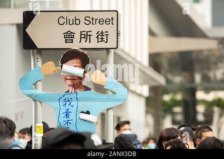 Hong Kong. Janvier 19, 2020, Hong Kong, Hong Kong, Hong Kong, Chine : Ce qui a commencé comme une manifestation pacifique à Chater Garden, rapidement érodé dans le chaos. Les manifestants ont commencé leur marche à l'Est, vers la baie de Causeway, le chant il y a de la demande. Peu de temps après leur début mars, ils ont été rapidement confrontés à un mur de la police. En quelques minutes la marche pacifique a explosé en chaos. La zone couverte de la police avec des gaz lacrymogènes, divisant la foule des manifestants et l'envoi de la diffusion. Credit : ZUMA Press, Inc./Alamy Live News Banque D'Images