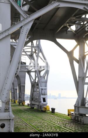 Grues sur le quai de l'Escaut à Anvers, Belgique, Europe du nord Banque D'Images