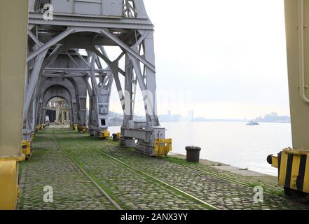 Grues sur le quai de l'Escaut à Anvers, Belgique, Europe du nord Banque D'Images