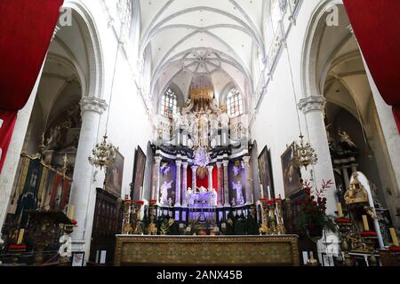 L'intérieur baroque de St Andrew's Church au moment de Noël, dans le quartier de la mode d'Anvers, en Belgique, en Europe du nord Banque D'Images