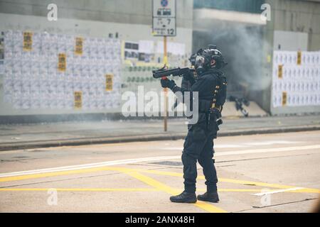 Hong Kong. Janvier 19, 2020, Hong Kong, Hong Kong, Hong Kong, Chine : Ce qui a commencé comme une manifestation pacifique à Chater Garden, rapidement érodé dans le chaos. Les manifestants ont commencé leur marche à l'Est, vers la baie de Causeway, le chant il y a de la demande. Peu de temps après leur début mars, ils ont été rapidement confrontés à un mur de la police. En quelques minutes la marche pacifique a explosé en chaos. La zone couverte de la police avec des gaz lacrymogènes, divisant la foule des manifestants et l'envoi de la diffusion. Credit : ZUMA Press, Inc./Alamy Live News Banque D'Images