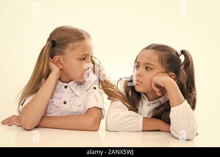 Être impliqué dans la vraie amitié. Les petits amis de l'école profitant de liens d'amitié. L'amitié est une relation de confiance. Journée de l'amitié. Banque D'Images