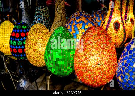 Lampes décoratives en vente sur le marché de Khan El Khalili au Caire islamique Banque D'Images