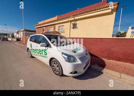 Mercers agent immobilier voitures de visite propriétés à Camposol, Costa Calida, Espagne, UE. Affaires immobilières. Marché immobilier espagnol populaire auprès des Britanniques Banque D'Images