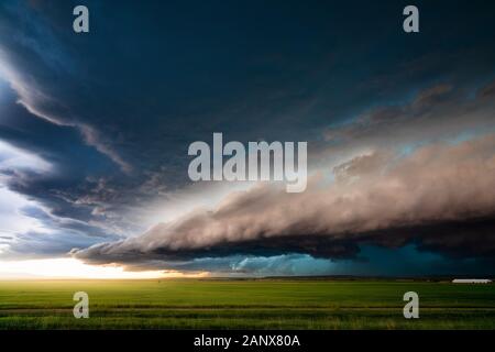 Des nuages de tempête spectaculaires et un orage violent et inquiétant s'approchant pendant les conditions météorologiques extrêmes près de Hilger, Montana Banque D'Images