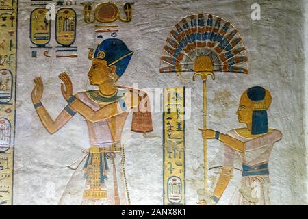 Le prince Khaemwaset porte le beet-fan coloré dans les deux mains aux côtés de son père, Ramses III, La colonne hiéroglyphique jaune affiche son nom Banque D'Images