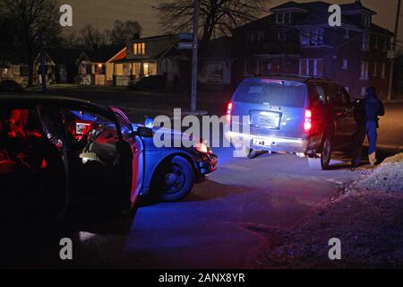 Les agents de police de Detroit Special Ops d'arrêter un véhicule la nuit et parler avec le chauffeur, Detroit, Michigan, USA Banque D'Images