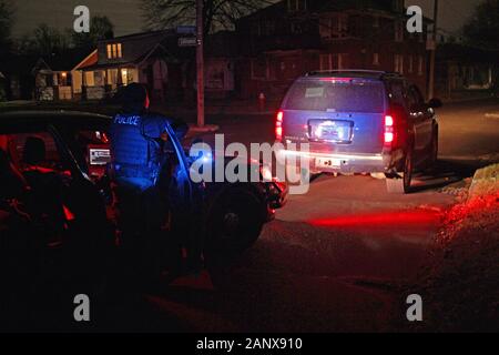 Les agents de police de Detroit Special Ops d'arrêter un véhicule la nuit pour parler au chauffeur, Detroit, Michigan, USA Banque D'Images