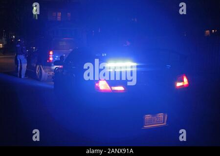 Les agents de police de Detroit Special Ops d'arrêter un véhicule la nuit et parler avec le chauffeur, Detroit, Michigan, USA Banque D'Images