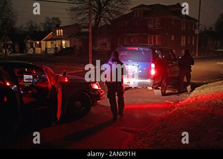 Les agents de police de Detroit Special Ops d'arrêter un véhicule la nuit et parler avec le chauffeur, Detroit, Michigan, USA Banque D'Images