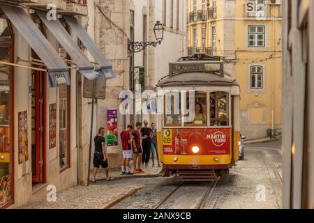 Portugal Lisbonne - Juillet 22, 2019 : Les passagers de monter à bord du tram numéro 28 de la place Martim Moniz dans le centre-ville de Lisbonne, Portugal. Banque D'Images