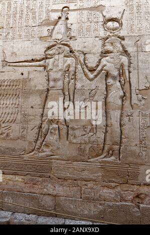 Reliefs sculptés sur le mur extérieur du Temple de Khnum dans la ville d'Esna, en Egypte Banque D'Images