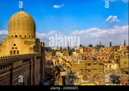 Coupole de la mosquée du Sultan al-Mu'ayyad au Caire comme vu de la minaret pour Bab Zuwayla gate Banque D'Images