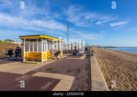 Abri pavillon jaune le long de la promenade du front de mer de Southsea, Portsmouth, Hampshire, côte sud de l'Angleterre à la South Parade Pier vers Banque D'Images