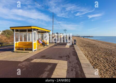 Abri pavillon jaune le long de la promenade du front de mer de Southsea, Portsmouth, Hampshire, côte sud de l'Angleterre à la South Parade Pier vers Banque D'Images