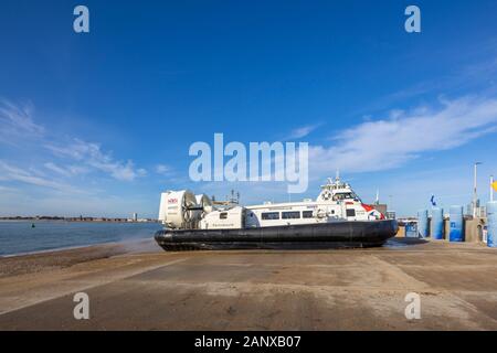 Island Flyer, un aéroglisseur Hovertravel OIEAU à Ryde debout à son terminal de Southsea, Portsmouth, Hampshire, côte sud de l'Angleterre lors d'une journée ensoleillée Banque D'Images