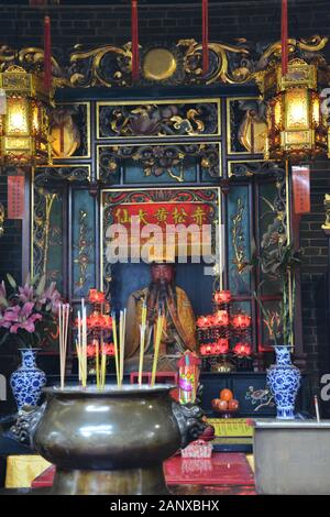 L'alter et la figure de Tam Kung au temple de Tam Kung à Shau Koi Wan à Hong Kong. Banque D'Images