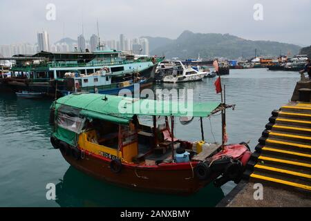 De petits bateaux de pêche sont attachés dans le port sûr du Shau Kei Wan Typhoon Shelter dans le quartier de Quarry Bay à Hong Kong. Banque D'Images