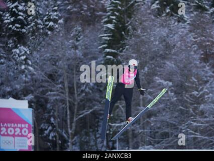 Les Rousses, France. 19 Jan, 2020. Zhou Fangyu de la concurrence de la Chine au cours de l'événement au saut à ski individuel 3e Jeux Olympiques de la jeunesse d'hiver de l''établissement Les Centre nordique touffetées dans Les Rousses, France, Janvier 19, 2020. Crédit : Yang Shiyao/Xinhua/Alamy Live News Banque D'Images