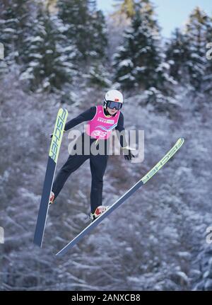 Les Rousses, France. 19 Jan, 2020. Zhou Fangyu de la concurrence de la Chine au cours de l'événement au saut à ski individuel 3e Jeux Olympiques de la jeunesse d'hiver de l''établissement Les Centre nordique touffetées dans Les Rousses, France, Janvier 19, 2020. Crédit : Yang Shiyao/Xinhua/Alamy Live News Banque D'Images