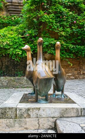 France, dordogne, Sarlat-la-caneda, Place des marches aux oies (goose market), 'Les trois oies", sculpture en bronze de trois oies Banque D'Images