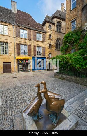 France, dordogne, Sarlat-la-caneda, Place des marches aux oies (goose market), 'Les trois oies", sculpture en bronze de trois oies Banque D'Images