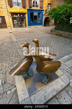 France, dordogne, Sarlat-la-caneda, Place des marches aux oies (goose market), 'Les trois oies", sculpture en bronze de trois oies Banque D'Images