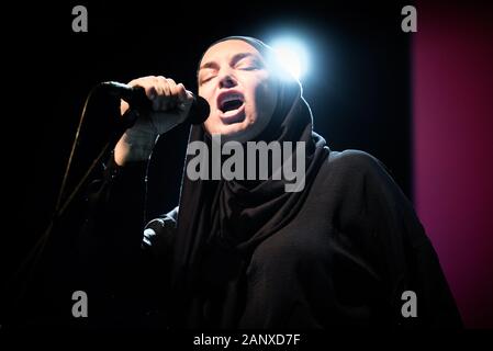 Torino, Italie. 19 Jan, 2020. La chanteuse et compositrice irlandaise Sinead O'Connor joue live à Hiroshima Mon Amour à Turin, Italie, le 19 janvier 2020 (Photo par Alessandro Bosio/Pacific Press) Credit : Pacific Press Agency/Alamy Live News Banque D'Images