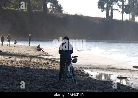 Vancouver, Canada - 1er janvier 2020 : une femme se tient sur la troisième plage du parc Stanley pendant la Belle journée ensoleillée Banque D'Images