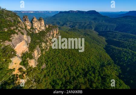 Vue panoramique sur la Jamison Valley et ses célèbres sites touristiques dans les Blue Mountains d'Australie Banque D'Images