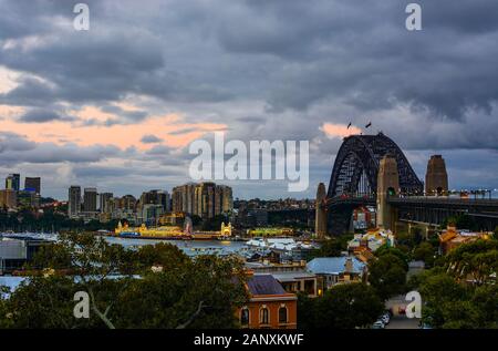 La soirée s'ouvre sur le pont du port de Sydney et le front de mer animé dans la magnifique ville portuaire d'Australie Banque D'Images