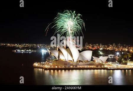 Sydney, AUSTRALIE - le 8 MARS 2018 - une douche de feux d'artifice verts surpasse l'Opéra de Sydney lors d'un spectacle pyrotechnique Banque D'Images