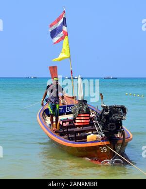 Bateaux à la mer à Patong Beach, Phuket, Thaïlande, Asie, par une chaude journée avec un ciel bleu Banque D'Images