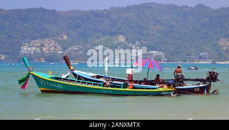 Bateaux à la mer à Patong Beach, Phuket, Thaïlande, Asie, par une chaude journée avec un ciel bleu Banque D'Images