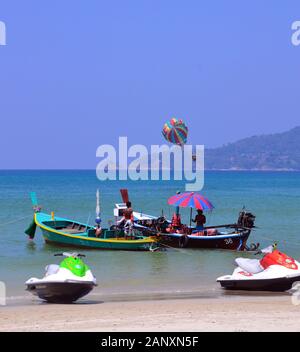 Bateaux à la mer à Patong Beach, Phuket, Thaïlande, Asie, par une chaude journée avec un ciel bleu Banque D'Images