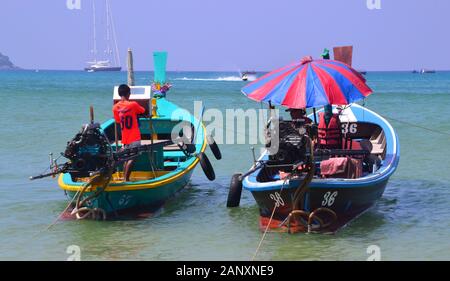 Bateaux à la mer à Patong Beach, Phuket, Thaïlande, Asie, par une chaude journée avec un ciel bleu Banque D'Images