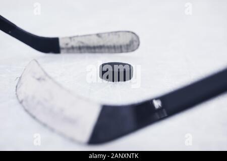 Close up fond de deux clubs de hockey prêt à commencer à correspondre sur patinoire, copy space Banque D'Images