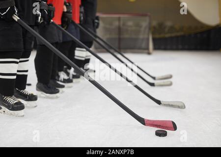 Vue de côté de l'équipe de hockey de la section basse standing in row prêt pour correspondre sur la glace, copy space Banque D'Images