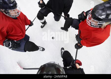 Arrière-plan de la vue ci-dessus de joueurs de hockey encerclant pluck prêt à commencer à correspondre sur patinoire, copy space Banque D'Images