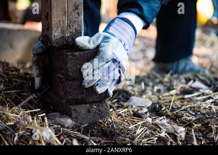 Un close up image de mains porter des gants de travail faisant des travaux extérieurs. Banque D'Images