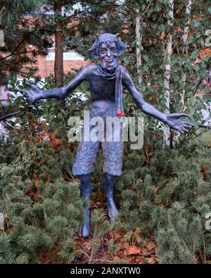 Sculpture de Mr Tumnus un caractère (Faune) de 'Le Lion La Sorcière Blanche et l'armoire", C S Lewis Square Banque D'Images