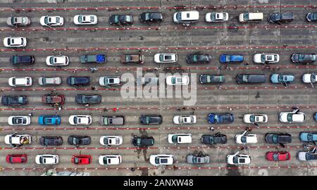 Beijing, Chine. 19 Jan, 2020. Photo aérienne prise le 19 janvier 2020 véhicules montre, attendant d'être à bord d'un navire roulier au Port de Xiuying Haikou, capitale de la province de Hainan en Chine du sud. Le détroit de Qiongzhou assisté à une ruée vers les voyages comme le Festival de Printemps s'approche. Credit : Guo Cheng/Xinhua/Alamy Live News Banque D'Images